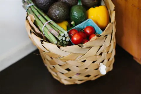 Cesta de palha com legumes e verduras frescos